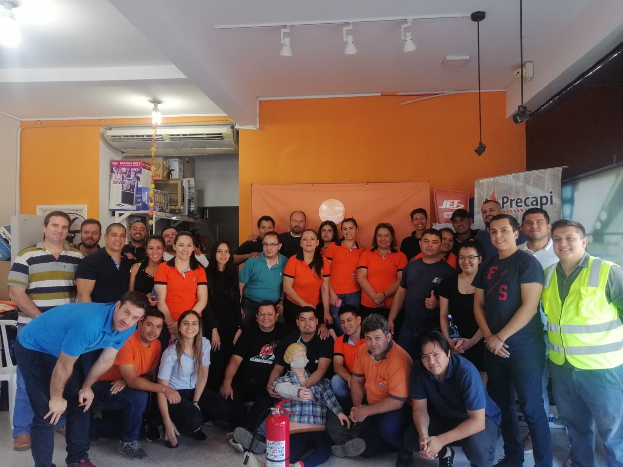 Equipo comercial capacitado en evacuación