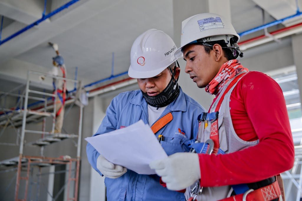 Ingenieros revisando planos en obra